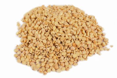 Beyaz arka plan üzerinde izole fasulye yığını.