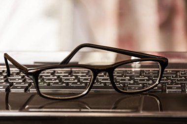 Klavye ve gözlükler.