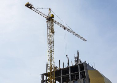 Mavi gökyüzü arka plan üzerinde vinç ile Inşaat.