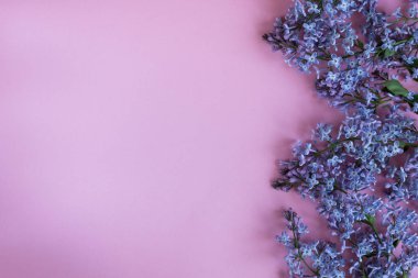 Pastel pembe Lila çiçek buketi ile.