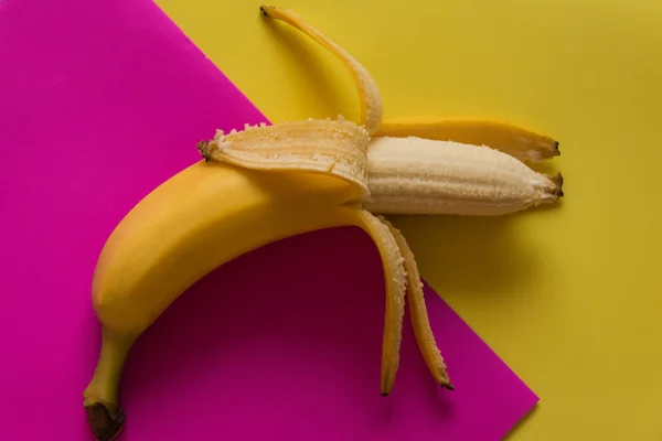 Banana doce no fundo colorido brilhante . — Fotografia de Stock