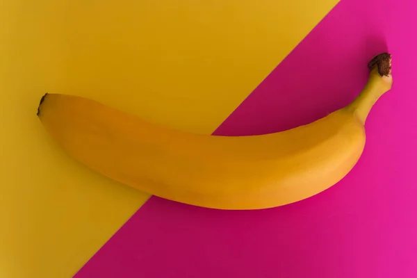 Banana doce no fundo colorido brilhante . — Fotografia de Stock