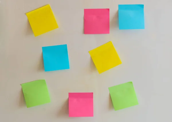 Pegatinas de papel coloridas para refrigerador en el fondo claro . — Foto de Stock
