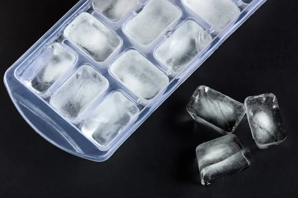Cubos de gelo no fundo preto — Fotografia de Stock