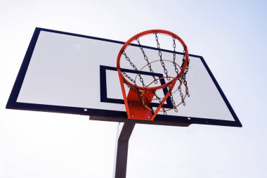 Basketbol hoop sepeti ve mavi gökyüzü arka plan açık havada gemide.