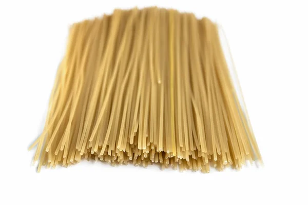 Spaghetti cru isolé sur fond blanc . — Photo