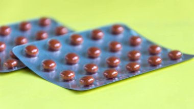 Pastel renk arka planda Pills.