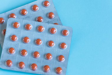 Pastel renk arka planda Pills.