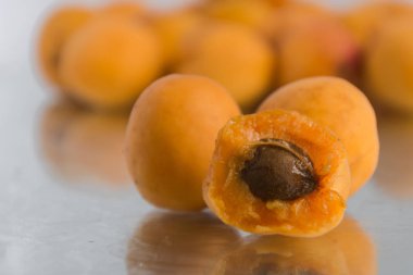 Taze tatlı olgun kayısı .