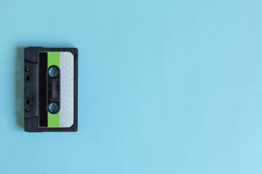 Pastel renk arka planda teyp retro stili için kaset.