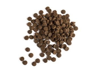 Beyaz arka planda izole köpek gıda yığını.