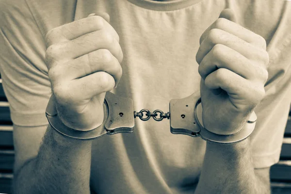 Handcuffs closed on hands. — Stock Photo, Image