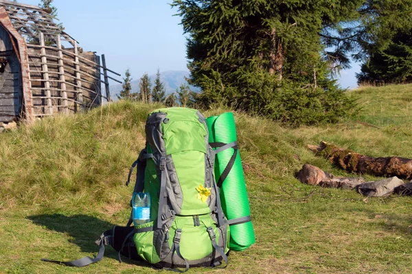 Rugzak in de bergen landschap. — Stockfoto