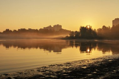 Suyun üzerinde gün doğumu.