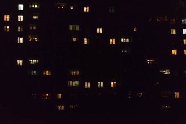 Karanlık gecede pencerelerdeki ışık.