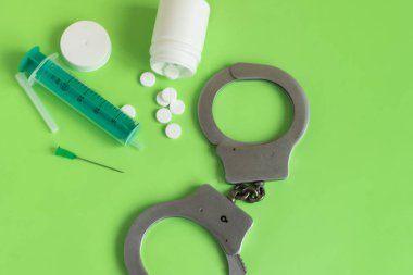 Uyuşturucu ve kelepçe bileşimi. 