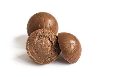 Beyaz arkaplanda izole edilmiş çikolata şekeri.