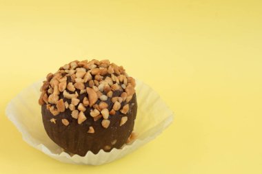 Fındık üstten görünüm ile çikolatalı kek. 