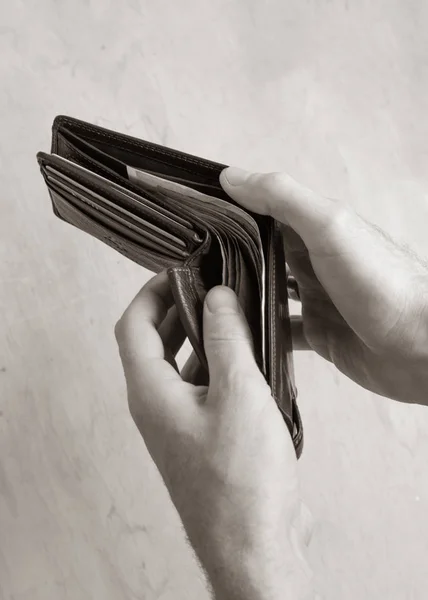Homem segurar em seu braço bolsa aberta com dinheiro . — Fotografia de Stock