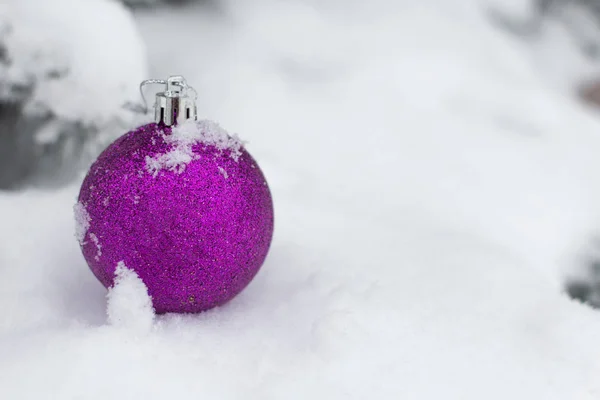 Decoración de Navidad sobre fondo de árbol nevado . — Foto de Stock