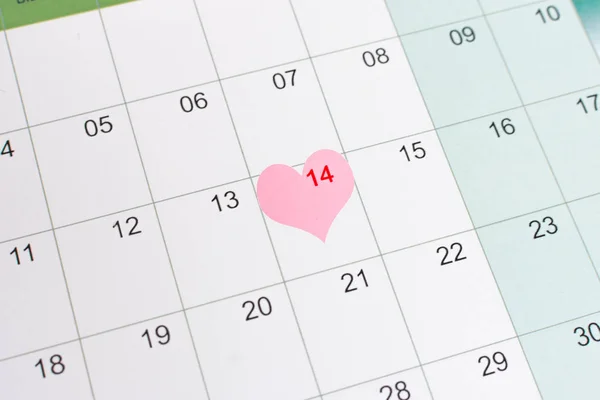 Kalender mit Herzdekoration. — Stockfoto