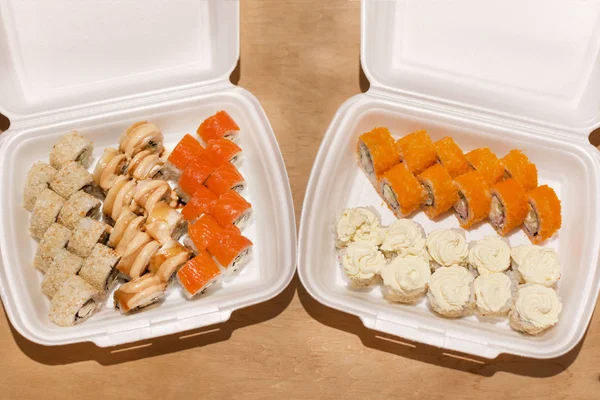 Sushi rolls  in a white plastic lunch box takeaway. — Stock Photo, Image
