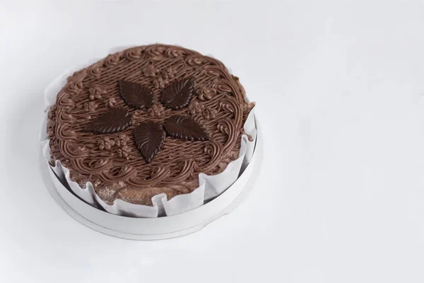 Шоколадный круглый торт вид сверху на белый стол . — стоковое фото