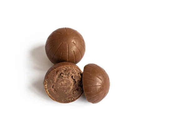 Caramelo de chocolate aislado sobre fondo blanco. — Foto de Stock