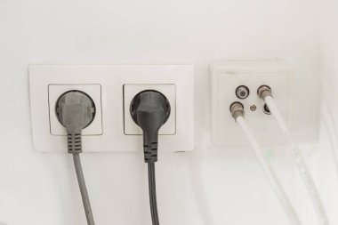 Kablo eklenerek beyaz arkaplanda beyaz soket.