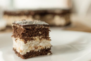 Çikolata kesme pastası üst görünümü.