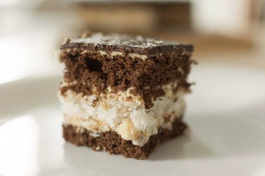 Çikolata kesme pastası üst görünümü.