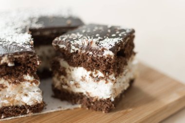 Çikolata kesme pastası üst görünümü.