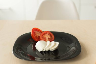 Mozzarella peyniri domates ile.