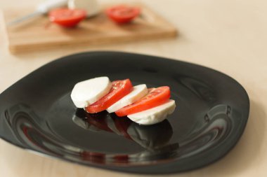 Mozzarella peyniri domates ile.