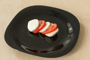 Mozzarella peyniri domates ile.