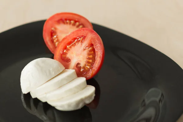 Queijo Mozzarella com tomate . — Fotografia de Stock