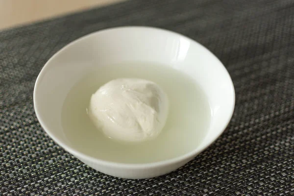 소금물을 넣은 그릇에 담긴 모짜렐라 치즈. — 스톡 사진