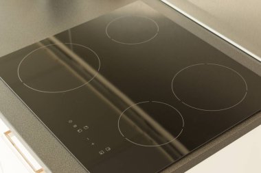 İndüksiyon cooktop ocakla.