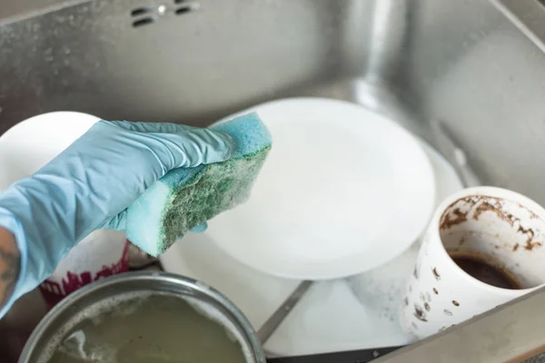 Немытая посуда и посуда в кухонной раковине. — стоковое фото