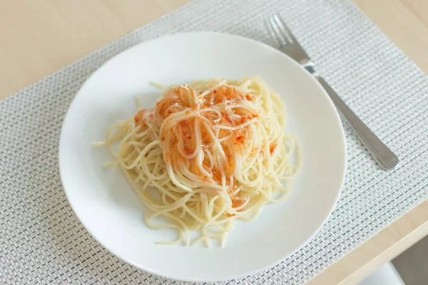 Spaghetti auf einem Teller mit süßer pikanter Sauce. — Stockfoto