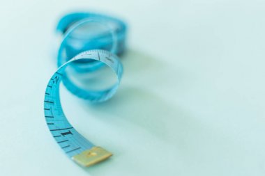 Mavi arka plan üzerinde roled mavi ölçüm bandı.