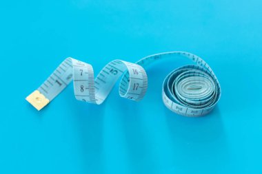 Mavi arka plan üzerinde roled mavi ölçüm bandı.