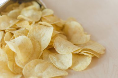 Ahşap arka planda patates cipsi yığını