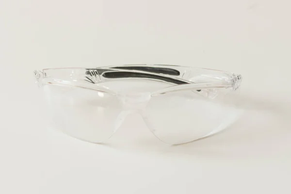 Gafas de seguridad de plástico sobre fondo blanco . —  Fotos de Stock
