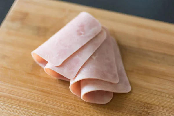 Bacon affettato su fondo di legno . — Foto Stock