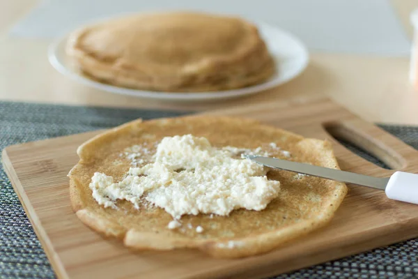 Panqueques tradicionales rusos con queso cottage — Foto de Stock