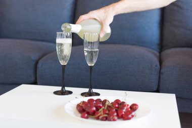 Şampanya ve kiraz ile romantik kompozisyon.