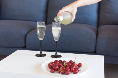 Şampanya ve kiraz ile romantik kompozisyon.