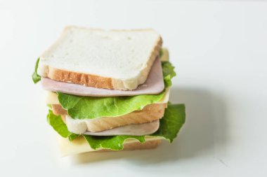 Peynirli ve jambon beyaz arka planlı sandviç.