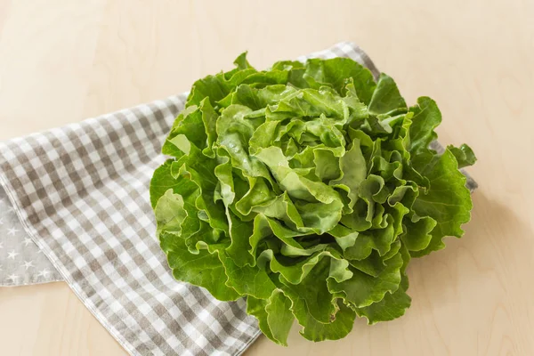 Salada verde orgânica madura Romano em uma mesa de madeira . — Fotografia de Stock